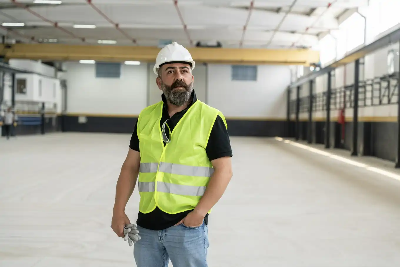 inżynier w hali magazynowej